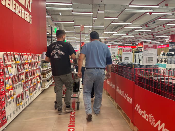 Medtem ko so ženske nakupovale oblačila in kozmetiko, so moški raje čas (in denar) preživljali v MediaMarktu.