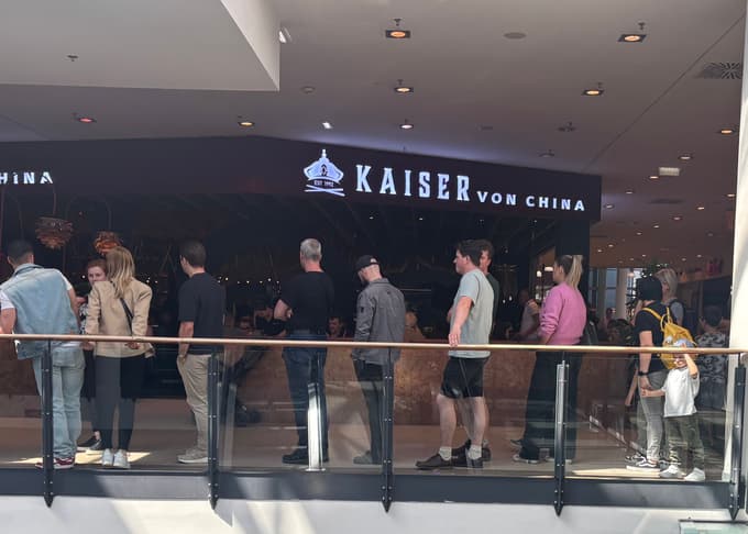 Pred priljubljeno restavracijo Kaiser von China, kjer lahko ješ, kolikor ti želodec poželi, se je danes vila vrsta, v kateri ni manjkalo niti slovensko govorečih ljubiteljev azijske hrane.