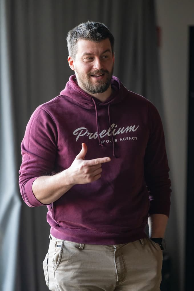 Ivan Trajković, ki bo del Štuhčevega spremljevalnega osebja in animator na dohodkih, preko športne agencije Proelium z mladimi športniki deli svoje izkušnje.