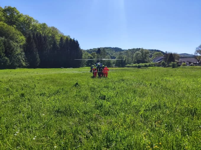 Hudo poškodovanega motorista so z vojaškim helikopterjem odpeljali na zdravljenje v ljubljanski klinični center.