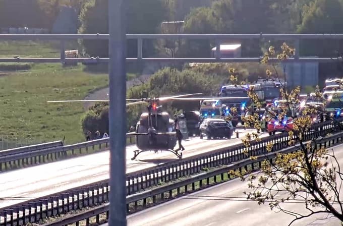 Helikopter je pristal na primorski avtocesti