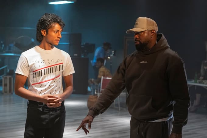 Jaafar Jackson in režiser Antoine Fuqua na snemanju filma Michael. 