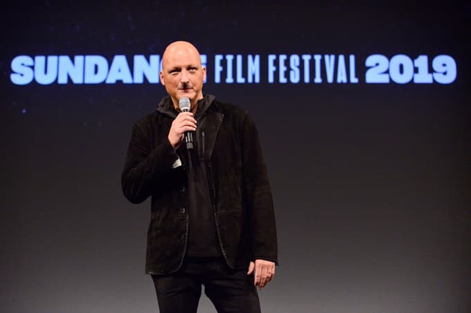Režiser Dan Reed po premierni projekciji filma Odhod iz Neverlanda na filmskem festivalu v Sundanceu leta 2019. 