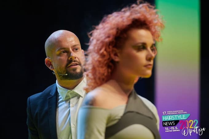 "Frizer je identiteta. Je oseba, ki ji zaupaš. Umetnik, ki skozi svoje delo ne oblikuje samo las – ampak človeka," razmišlja Dejan, ustanovitelj ID Factory Hair Group Academy.