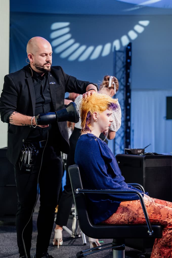 "Do danes smo uspešno izpeljali tri frizerske dogodke, na katerih smo gostili velika regionalna in globalna imena iz sveta frizerstva," pravi Dejan o projektu Hair Club Live.