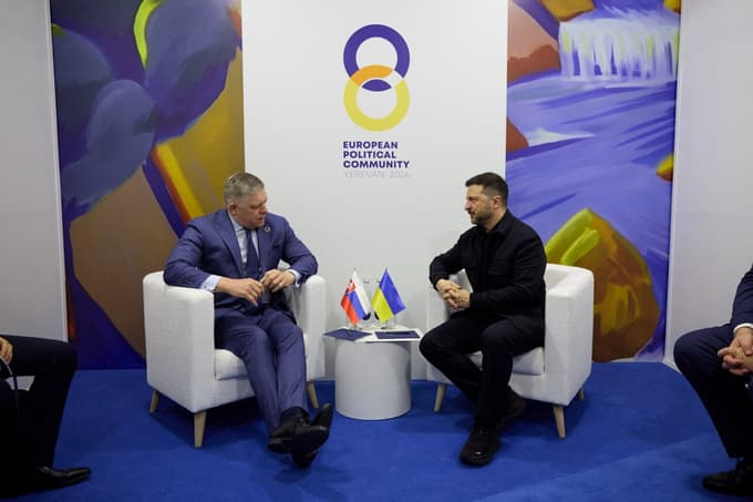 Slovaški premier Robert Fico in ukrajinski predsednik Volodimir Zelenski