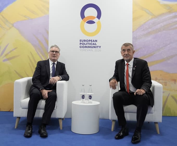 Britanski premier Keir Starmer v pogovoru z Andrejem Babišem