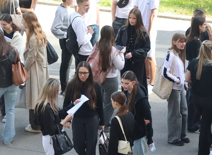 (FOTO) Prvi maturitetni klanec je za njimi, devetošolci še tehtajo o izbiri srednje šole