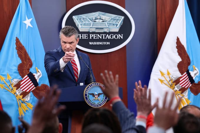 Pete Hegseth je danes pred novinarje stopil z Danom Cainom