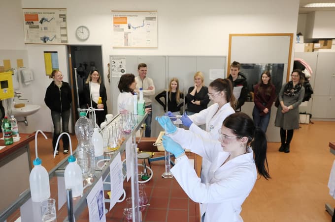 Program tehniške gimnazije na IC Piramida je dokaj nov program, ki združuje splošno gimnazijsko izobrazbo s poudarkom na naravoslovno-tehniških predmetih, kot so biologija, kemija, mikrobiologija, biotehnologija in laboratorijske vaje. 