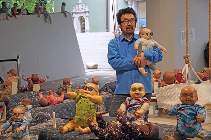 Inštalacija Grass Babies, Moon Babies japonskega umetnika Ei Arakawa-Nasha v japonskem paviljonu