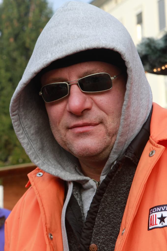 Saša se je pred 15 leti preselil v Maribor, kjer je kot samostojni podjetnik delal tudi kot promotor za razna podjetja.