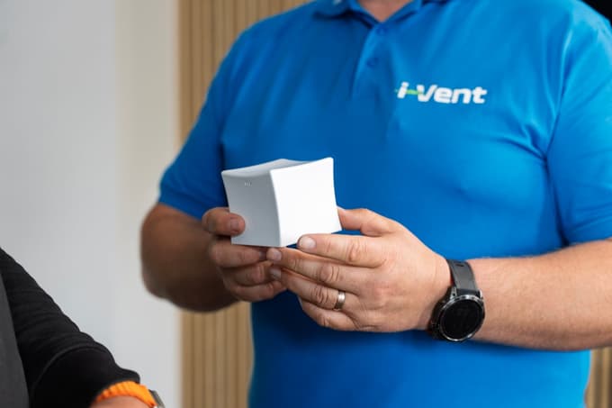 i-Cube: nadzorni avtopilot prezračevalnega sistema, ki skrbi za svežino 24/7.