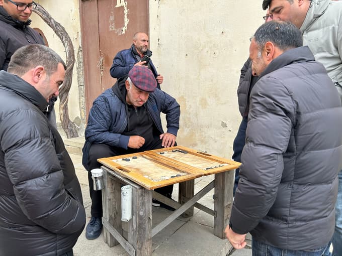 Moški v Azerbajdžanu v prostem času radi igrajo tradicionalno igro nard.
