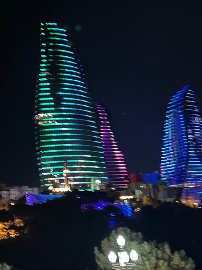 Ogenj v Bakuju živi tudi v arhitekturi. Flame Towers, trije stolpi, visoki 182, 165 in 161 metrov, ponoči zasijejo kot plameni. V enem je hotel, drugi je stanovanjski objekt, tretji poslovni, skupaj predstavljajo simbol sodobnega Azerbajdžana ter njegovo povezanost z ognjem.