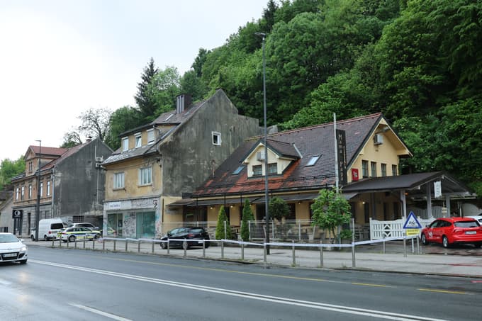 (FOTO) Pri parku Tivoli moški z ostrim predmetom poškodoval 42-letnico in pobegnil