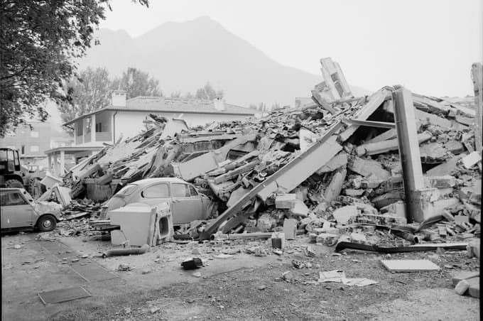 Ruševine in poškodovane zgradbe po potresu leta 1976.