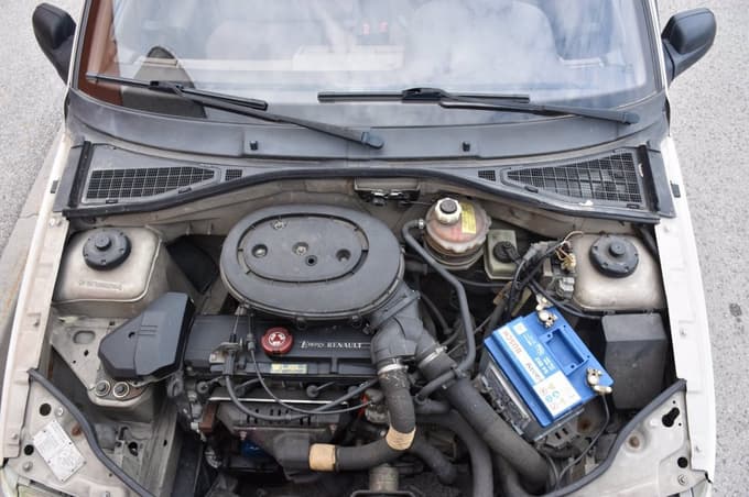 Motor iz časov, ko si je elektronika šele uvajala pot v avtomobile, kladivo in izvijač pa sta bila še vedno temelj vsakega servisa.