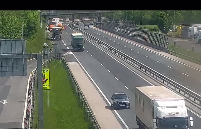 (FOTO) Na štajerski avtocesti motorist trčil v ogrado in umrl