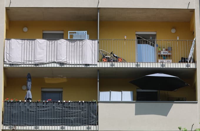Če hidroizolacija ni izvedena skrbno in s kakovostnimi materiali, se lahko pojavijo zamakanje v spodnje prostore ali v notranjost stanovanja, odstopanje keramike, razpoke fug, propadanje betona in poškodbe​ zaradi zmrzali​. 