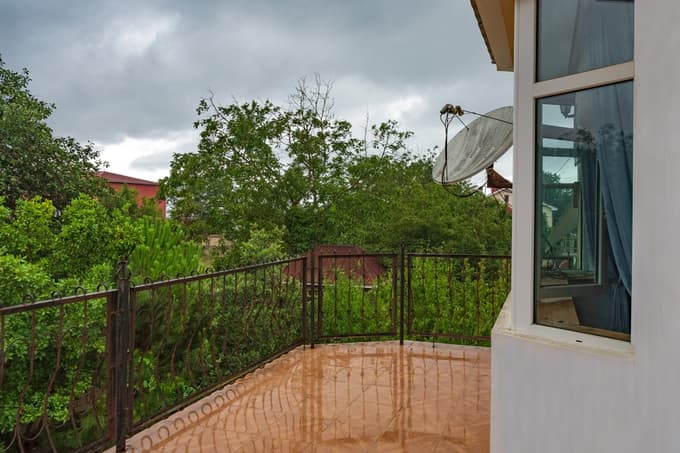 Voda lahko ob močnem dežju ali snegu prodira neposredno v notranjost stanovanja, zato mora biti hidroizolacija dvignjena pod prag balkonskih vrat. 