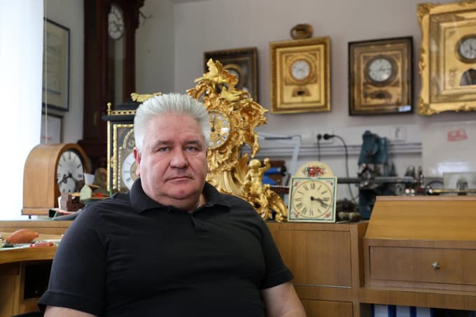Izumirajoč poklic, a še iskan. Popravljal je tudi uro na Prvi gimnaziji: "Vse ure doslej sem uspel popraviti."