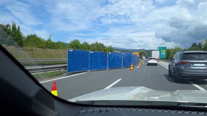 (FOTO) Na štajerski avtocesti motorist trčil v ogrado in umrl
