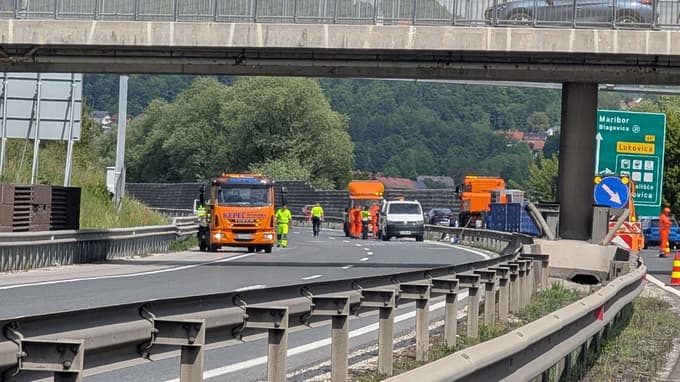 (FOTO) Na štajerski avtocesti motorist trčil v ogrado in umrl