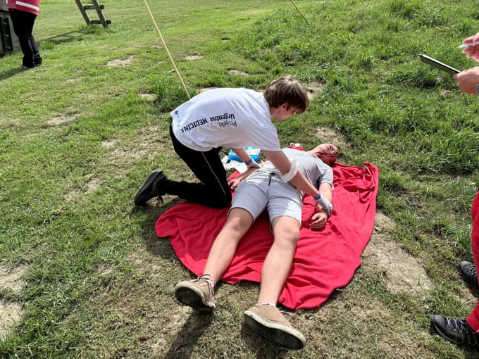 (FOTO) Mladi na Ravnah preverjajo znanje prve pomoči