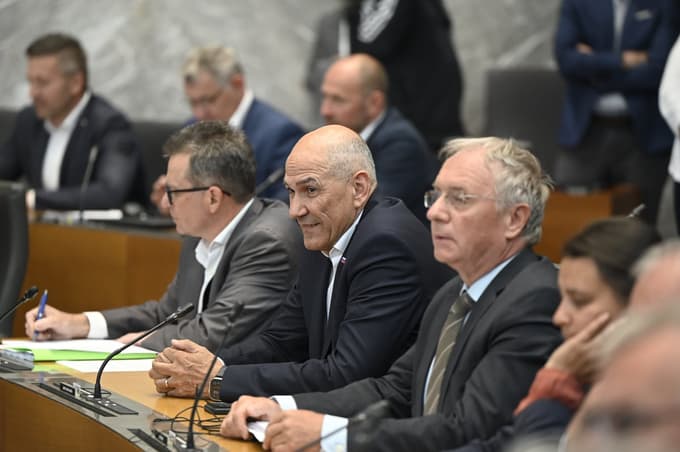 Osemindvajset poslancev državnega zbora še ni razkrilo svojega premoženja, kar bi morali storiti v skladu z zakonodajo, od tega kar 17 poslancev SDS.