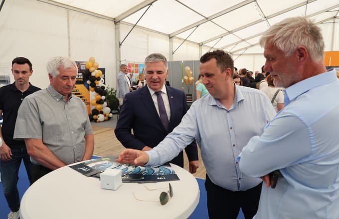 (FOTO) Štajerski sejem oživil Kamnico: Veliki traktorji, domača kulinarika in že dopoldne nemalo obiskovalcev