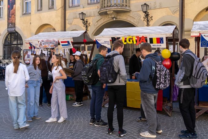 Pred ptujsko mestno hišo je znova zadišalo po Evropi. Na stojnicah so se mešali vonji sladkih portugalskih dobrot, italijanske pice, madžarskih langašev in malteških specialitet, med obiskovalci pa so odmevali otroški smeh, glasba in nastopi mladih.