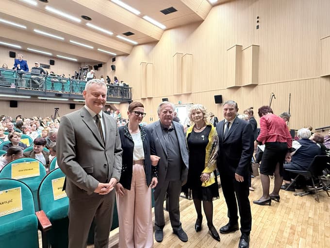 Tedni vseživljenjskega učenja: V času negotovosti in umetne inteligence v ospredju učenje