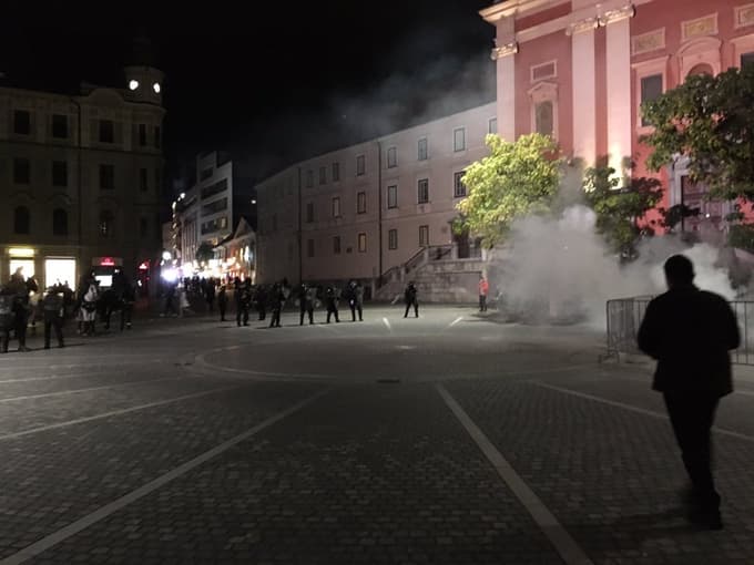 Policija in protestniki na Prešernovem trgu v Ljubljani