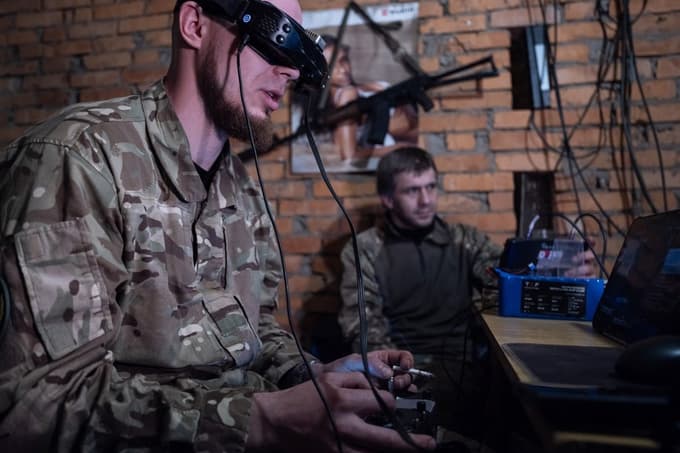Ukrajinski vojaki med upravljanjem brezpilotnikov
 