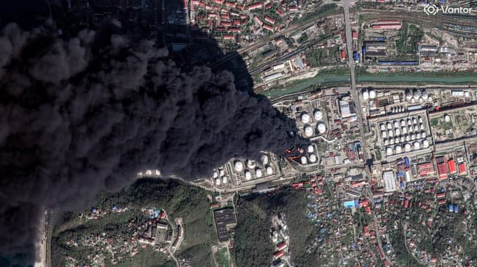 Satelitski posnetek požara na rafinerjio v ruskem mestu Tuapse