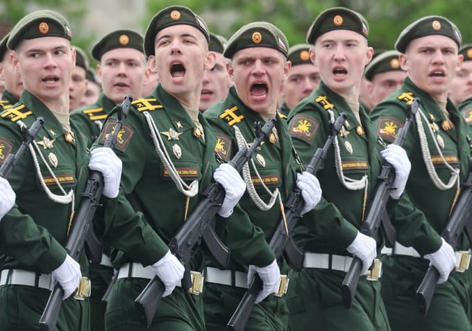 (FOTO) Putin na paradi od dnvu zmage o vojni v Ukrajini: "Trdno verjamem, da je naš cilj pravičen"