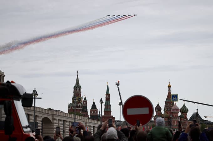 Letala SU-25 so preletela Rdeči trg v Moskvi