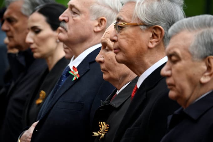 Vladimir Putin in tuji voditelji, ki so prišli na parado