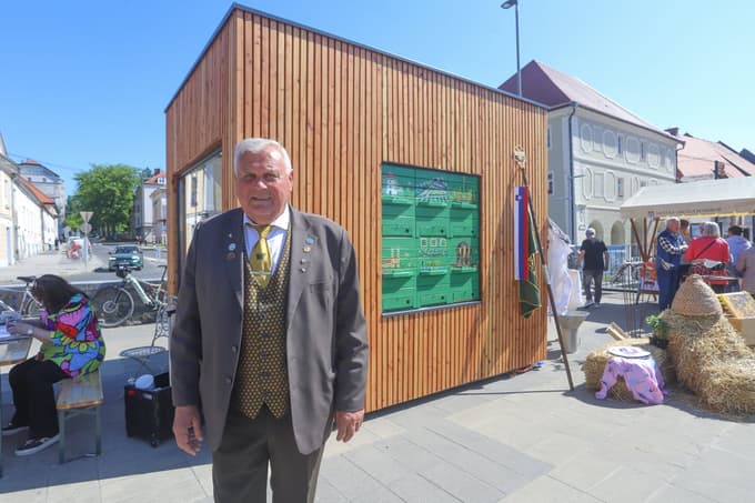 Maks Selinšek, mestni čebelar in predsednik ČD Maribor mesto, pred mestnim učnim čebelnjakom