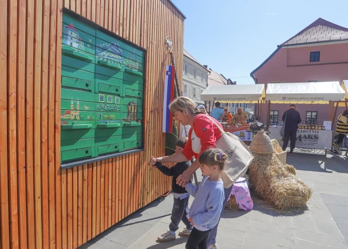 (FOTO) Na tržnici na ogled mestni učni čebelnjak. Kje bo kmalu postavljen in kdo ponuja najboljši medeni golaž?