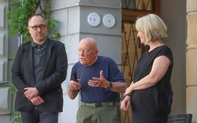 Podžupan Gregor Reichenberg, oblikovalec Saša J. Mächtig in direktorica Umetnostne galerije Maribor Simona Vidmar Čelik