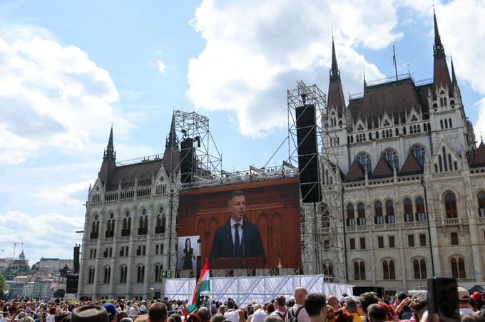 Magyarjev govor so predvajali na večjem zaslonu pred parlamentom.
