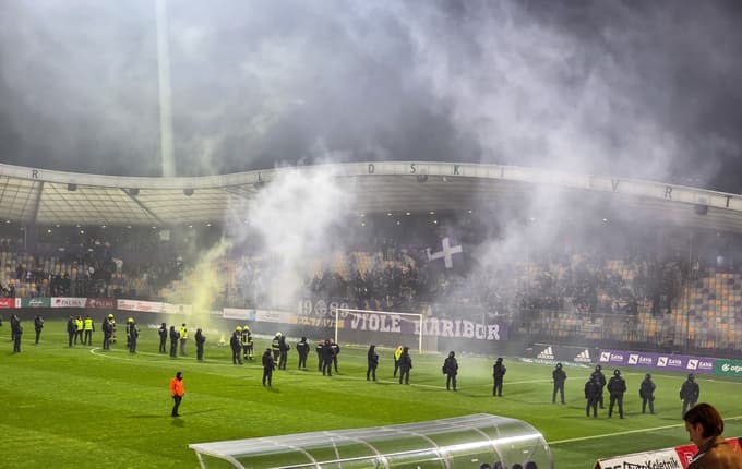 (FOTO in VIDEO) Namesto nogometašev na igrišču policisti, derbi končan predčasno
