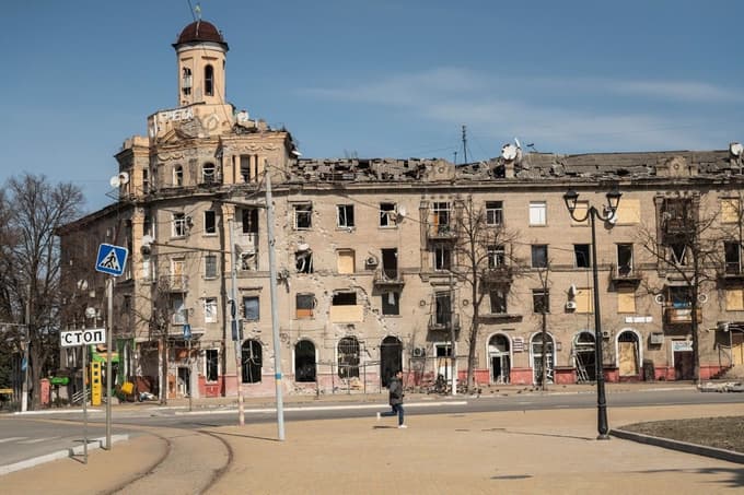 (FOTO) V tem mestu je nekoč živelo 60.000 ljudi. Zdaj izginja pod ruskimi bombami