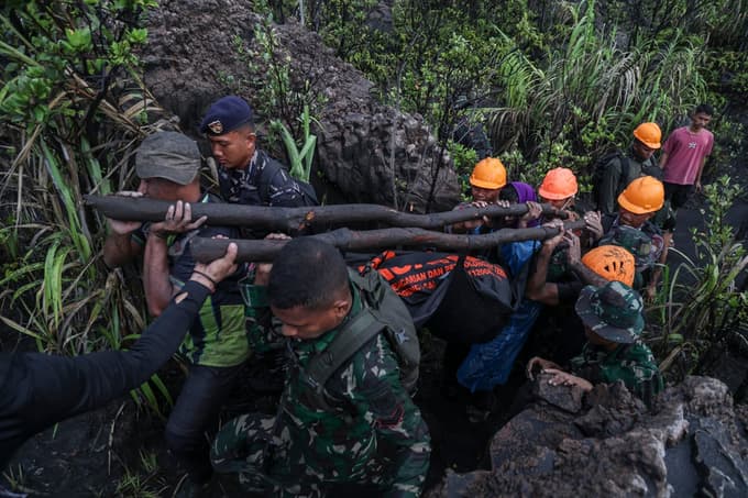 (FOTO) Po izbruhu indonezijskega vulkana so reševalci našli mrtva pohodnika