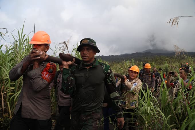 (FOTO) Po izbruhu indonezijskega vulkana so reševalci našli mrtva pohodnika
