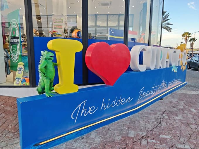 Curaçao: karibski mozaik barv, vetra in turkiznih globin