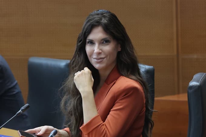 Ste vedeli, da ima Eva Irgl sestro dvojčico? No, ocenite, če sta si kaj podobni!