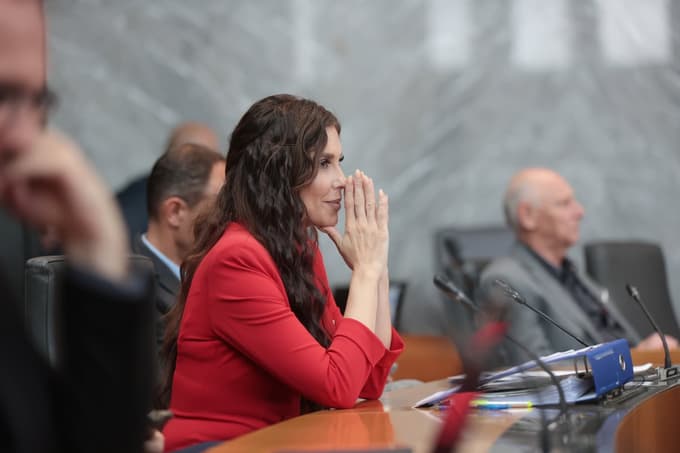 Ste vedeli, da ima Eva Irgl sestro dvojčico? No, ocenite, če sta si kaj podobni!